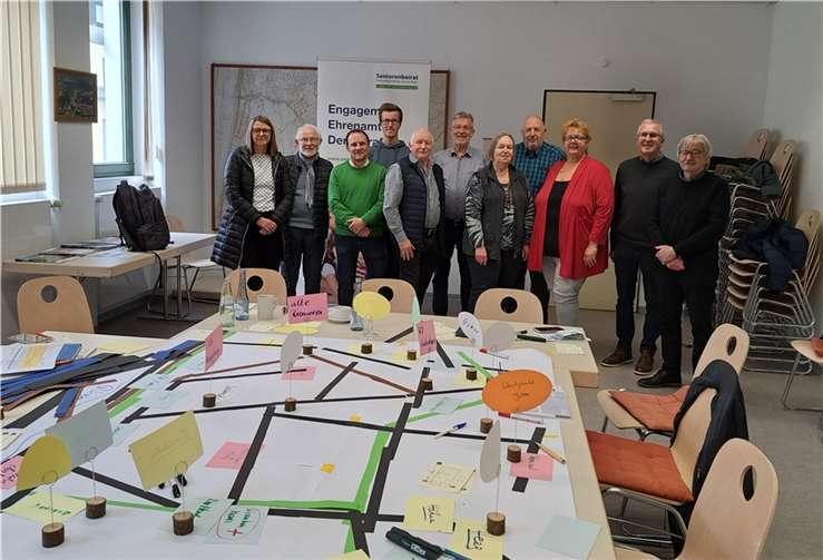 Referent Moritz Kirchesch on der Deutschen Vernetzungsstelle Ländliche Räume kam ins Bürgerhaus nach Leubsdorf, um gemeinsam mit der Arbeitsgruppe des Seniorenbeirates bei einem sogenannten Planspiel die Angebote des Öffentlichen Personennahverkehrs in der Verbandsgemeinde Linz auf die Probe zu stellen.  Foto: Andrea Birrenbach