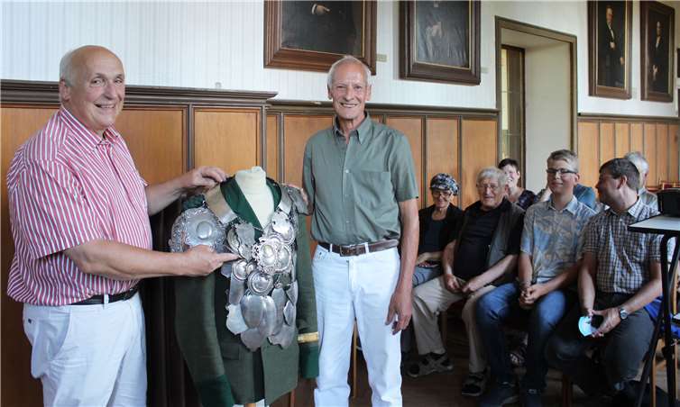 Referent Rudolf Menacher (l.) und Schützenkönig Toni Scheuer mit historischer Königskette.Fotos: HG