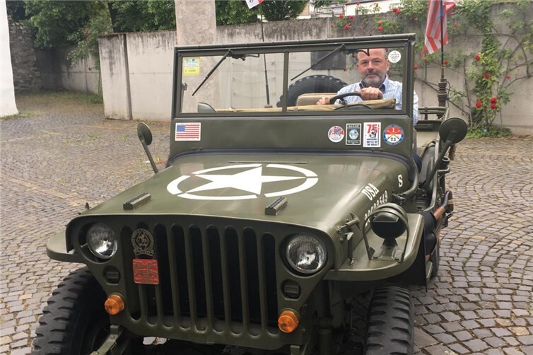 Referent Stefan Michels im WK II-Jeep vor dem Theater Lahnstein.