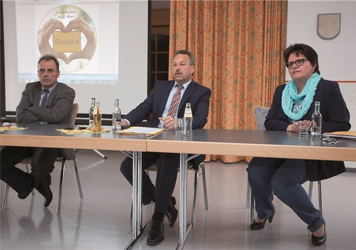 Referent Thomas Pfundstein, Verbandsbürgermeister Hans-Werner Breithausen und Ortsbürgermeisterin Heike Schmitz (v.l.) standen im Anschluss an die Vorträge für Fragen zur Verfügung. WT