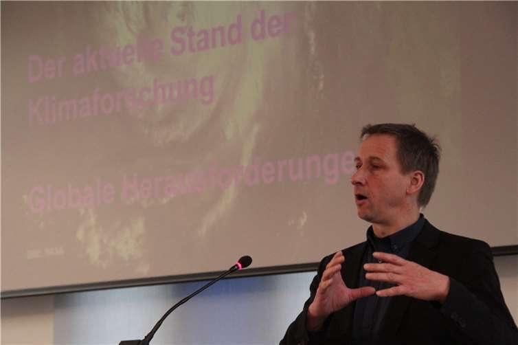 Referenten Stefan Rostock, Teamleiter bei Germanwatch e.V. Bonn bei seinem Referat „Klimawandel - von der globalen Gefahr zur politischen Herausforderung“.