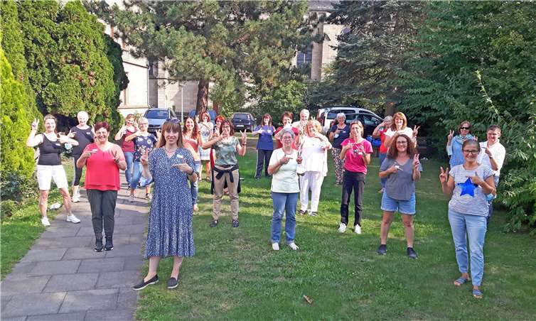 Referentin Andrea Reitz (3. von links) und Annika Kersting (vorne links) von der Landeszentrale für Gesundheitsförderung mit den frisch ausgebildeten Bewegungsbegleitern.Foto: Kreisverwaltung