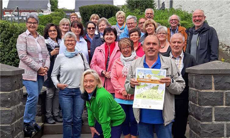 Referentin Antje Hammes (vorne links) und der gastgebende Ortsbürgermeister von Thür, Rainer Hilger, mit den frisch ausgebildeten Bewegungsbegleitern. Foto: privat