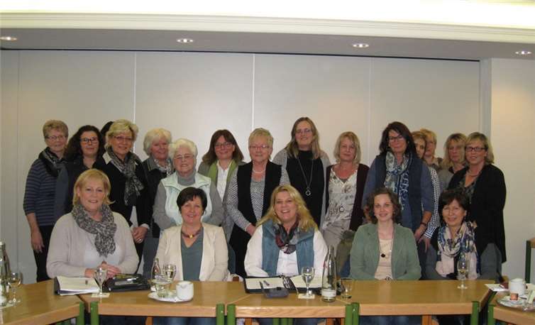Referentin Elisabeth Fulgraff ( 5.v.l., letzte Reihe) inmitten der Schar von interessierten Unternehmerfrauen. privat