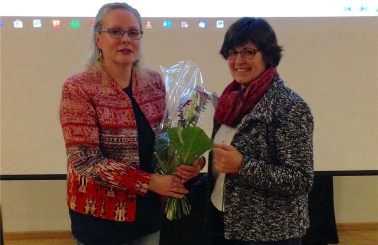 Referentin Ellen Graf erhielt von der Vorsitzenden der kfd-Frauen, Rita Krupp, ein Blumenpräsent für ihren Vortrag. Foto: privat