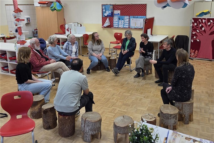 Referentin Isabel Turba von „Mehr Demokratie e. V.“ führt die erwachsenen Teilnehmer – Bürgerinnen und Bürger, Eltern und Lehrkräfte – in das Gesprächsformat ein.