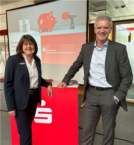 Referentin Nadine May, Beratungsdienst Geld und Haushalt, und Thomas Paffenholz, Vorstandsvorsitzender der Sparkasse Neuwied, freuten sich über die sehr positive Resonanz zur Veranstaltung.  Foto: Anke Krumbach