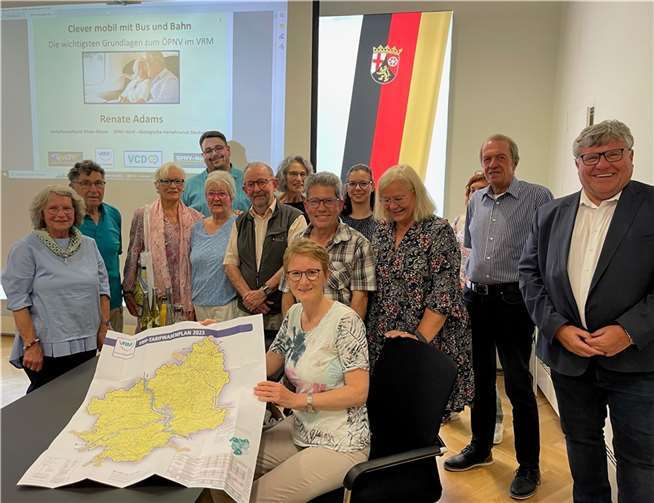 Referentin Renate Adams gab den Teilnehmern der Tickets- und Automatenschulung einen guten Überblick über den ÖPNV mi Kreis Neuwied und seine Angebote.  Foto: KV Neuwied/Ulf Steffenfauseweh