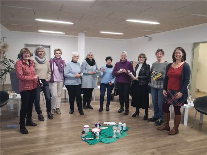 Referentin Ruth Rieckmann (re.) mit der Gruppe und Hilfsmitteln, die die Ernährung am Lebensende leichter machen. Foto: Anna Louen