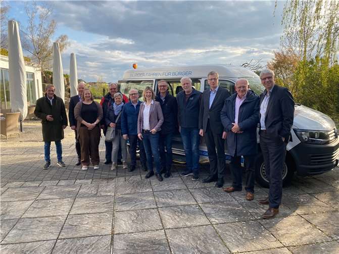 Referentinnen und Referenten sowie die CDU-Fraktionsspitze vor dem Bürgerbus Höhr-Grenzhausen (v.l.n.r.) Landrat Achim Schwickert, Bürgermeister Thilo Becker, Susanne Dommermuth, Dieter Herborn, Simone Bendel, Artur Breiden, Jenny Groß MdL, Dr. Kai Müller, Eckehard Kilian, Dr. Holger Jansen, Ralph Hintz und CDU-Fraktionsvorsitzender Dr. Stephan Krempel Foto: CDU Westerwald