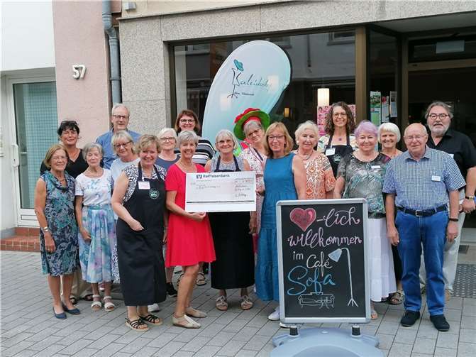 Rege Beteiligung bei der Spendenübergabe. Mit dabei vom Kaleidoskop: Hanna Fischer, Helga Frebel, Heide Robien, Marianne Mickley, Petra Zorn, Irmgard Widdel, Ulrike Keiper, Ingrid van Wolffelaar; Café Sofa: Helga Frebel, Heide Robin und Irmgard Widdel. Birgit Rieder, Andrea Kabus, Ingrid König, Elke Steckenstein, Klaus Brouwers, Katja Kroeger, Elisabeth Stroth; Ökumenische Hospizgruppe e.V.: Albert Vanderbrück; Dr. Ellen Dering-Städtler; Karl-Heinz Städtler. Foto: privat