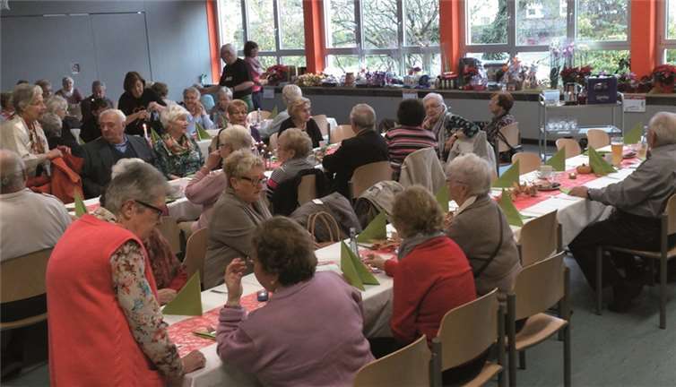 Rege Gesprächsthemen entwickelten sich an den voll besetzten Tischen.privat