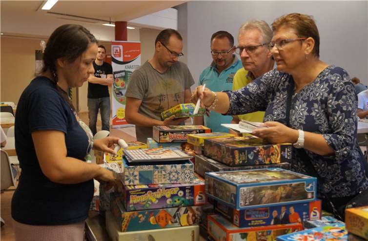 Regellesen war gestern. Bei den Spieletagen bekamen Besucher die Leihspiele von freiwilligen Helfern persönlich erklärt.Fotos: SEL