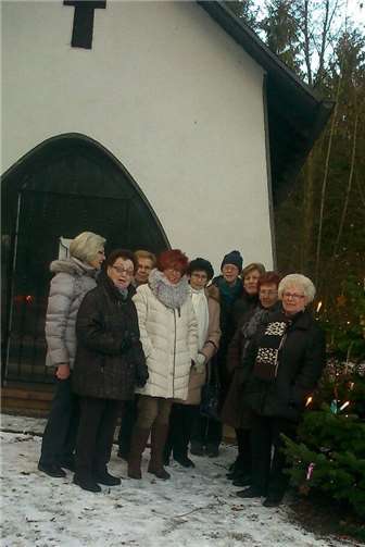 Regelmäßig gehen die Frauen zur Bergkapelle, um Gebet, Gespräch und Gemeinschaft zu pflegen.privat
