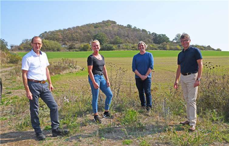 Regelmäßig macht sich der Erste Kreisbeigeordnete und Vorsitzende der Stiftung für Natur und Umwelt Burkhard Nauroth (von rechts) in eigenes Bild von den Entwicklungen der Naturschutzgebiete in MYK. Gemeinsam mit dem Biologen Jörg Hilgers, der Geschäftsstellenleiterin der Stiftung Tanja Stromberg und dem AZV-Geschäftsführer Frank Diederichs besuchte Nauroth einmal mehr den Michelberg. Foto: Kreisverwaltung/ Morcinek