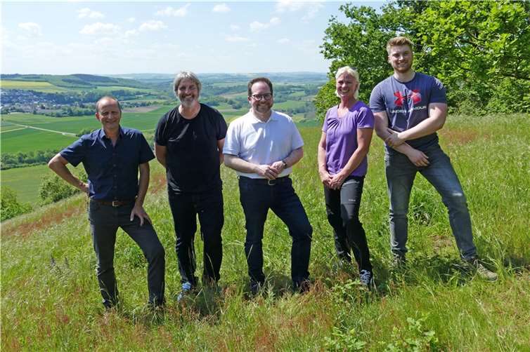Regelmäßig macht sich der Erste Kreisbeigeordnete und Vorsitzende der Stiftung für Natur und Umwelt Pascal Badziong (Mitte) ein eigenes Bild von den Entwicklungen der Naturschutzgebiete in MYK. Gemeinsam mit dem Biologen Jörg Hilgers (2.v.l.), der Geschäftsstellenleiterin der Stiftung Tanja Stromberg (2.v.r.) und dem AZV-Geschäftsführer Frank Diederichs (links) besuchte Badziong einmal mehr den Michelberg.  Foto: Abfallzweckverband Rhein-Mosel-Eifel/Andrea Simon