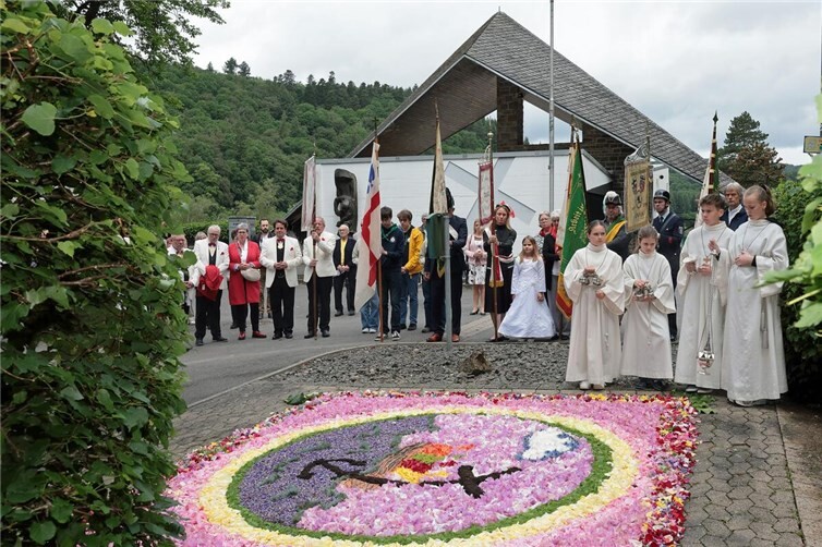 Regelmäßig nehmen die Adenauer Vereine, die drei historischen Zünfte, die Feuerwehr am Prozzessionszug teil