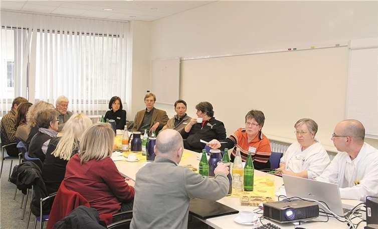 Regelmäßig treffen sich Hausärzte, Heimleitungen, Mitglieder des Amtsgerichts, Altenpflegerinnen sowie Krankenhausmitarbeiter, um sich über aktuelle Fragen in der Seniorenversorgung auszutauschen.privat