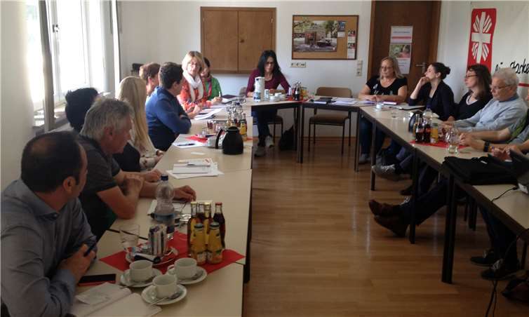 Regelmäßig treffen sich haupt- und ehrenamtlich engagierte Flüchtlingshelfer zum Informationsaustausch im Caritas-Zentrum in Montabaur. Beim jüngsten Treffen ging es um das Thema „Finanzen und Schulden bei Flüchtlingen“. Caritas
