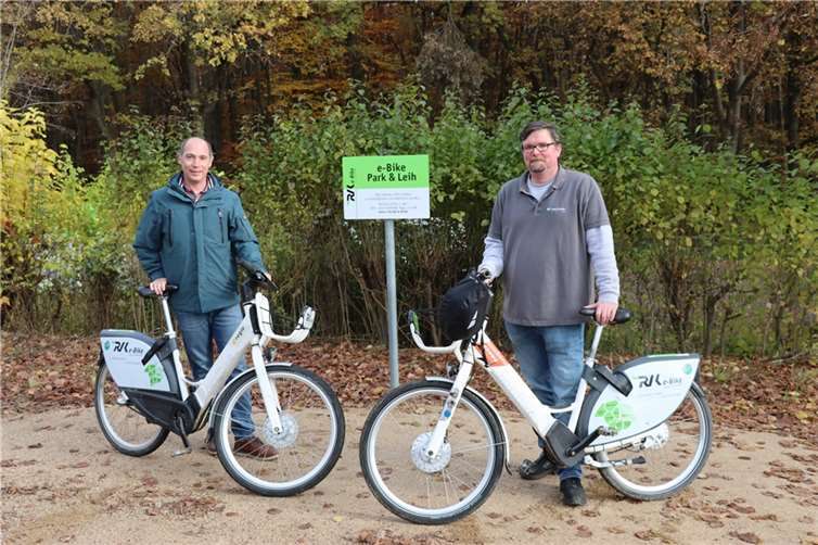 Regelmäßige Nutzer des RVK e-Bike: Dennis Wildermuth (li.) und Benedikt Wolf, Mitarbeiter des Fraunhofer-Instituts in Wachtberg, an der neuen virtuellen Station.Foto: Fraunhofer-Institut