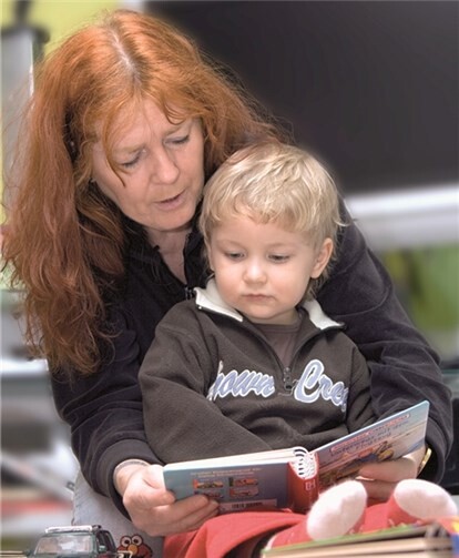 Regelmäßiges Vorlesen hilft dabei spielerisch sprechen, lesen und schreiben zu lernen.pixelio