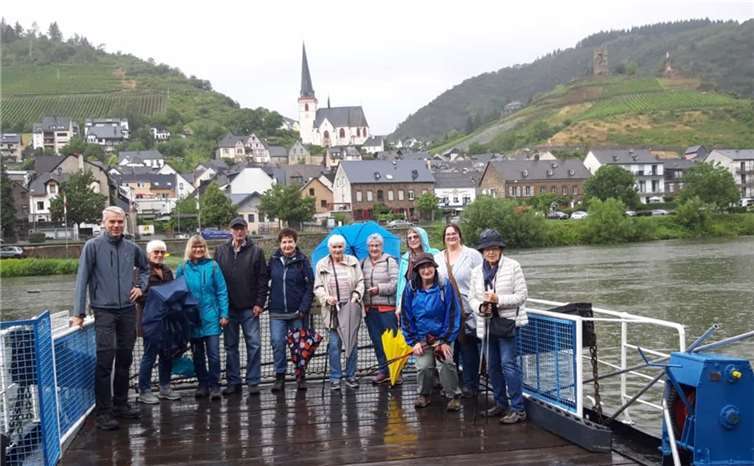 Regen kann die Gemeinschaft nicht stoppen, Spaziergang von Cochem nach Klotten. Copyright: Peter Raueiser