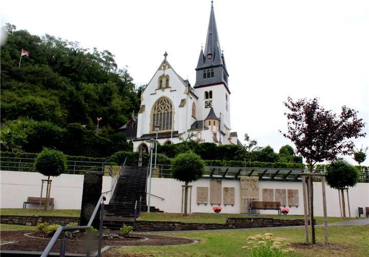 Regen verhinderte den Matinee-Start auf dem neugestalteten Alten Friedhof unterhalb von Sankt Walpurgis.