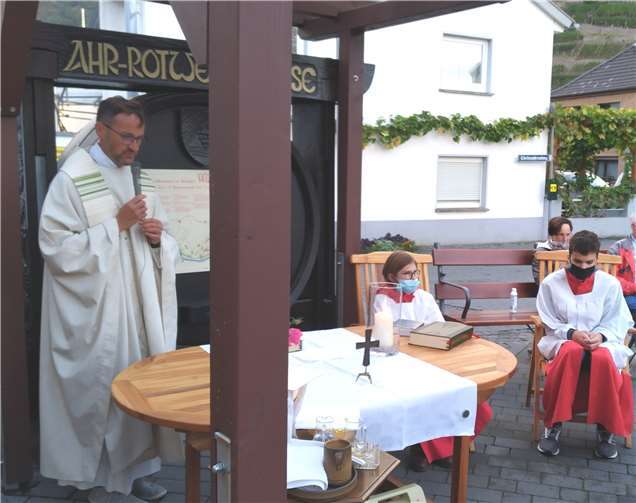 Regengeschützt am Altar unter dem Buswartehäuschen am Dorfplatz zelebrierte Dechant Jörg Meyrer die vorläufig letzte hl. Messe in Walporzheim bis Ende des Jahres. Foto: privat