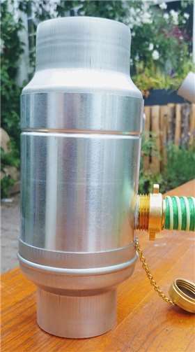 Regensammler aus Metall. Über den Schlauch wir das Wasser direkt in den Garten geleitet. Bei Nichtbenutzung wird der Ablauf verschlossen und das gesamte Wasser über das Fallrohr ausgeleitet. Fotos: Gartenakademie Rheinland-Pfalz