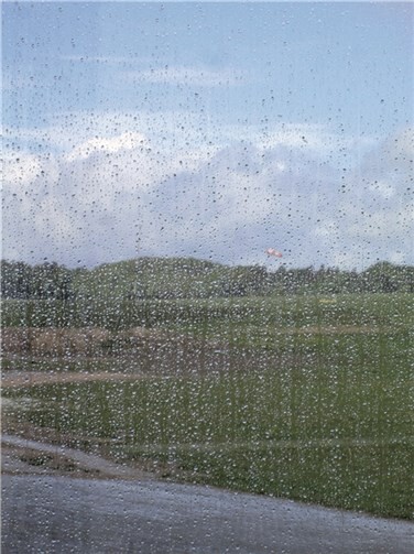 Regentropfen behindern den Blick auf den Windsack.