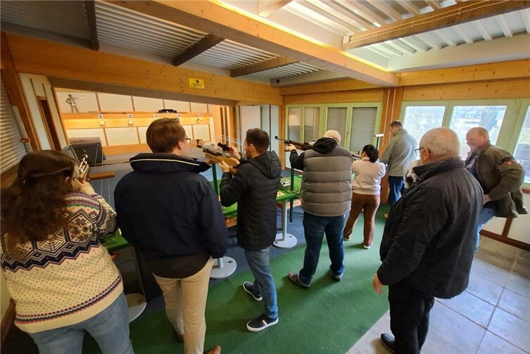 Reger Andrang am Schießstand.