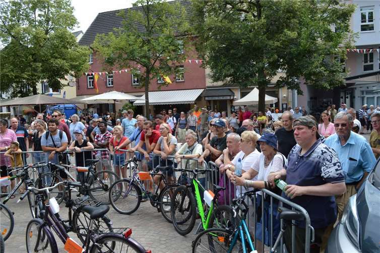 Reger Andrang bei der Fundsachenversteigerung.