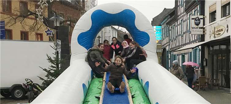 Reger Andrang herrschte auf der Rodelbahn der Aktivgemeinschaft beim Sinziger Adventsmarkt.Foto: privat