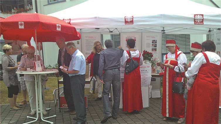 Reger Andrang um den Stand der Caritas. privat