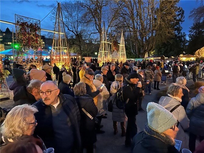 Reger Andrang zum Uferlichter-Start. Foto: ROB