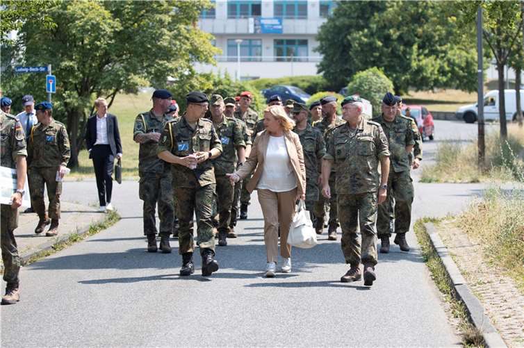 Reger Austausch: Die Wehrbeauftragte beschreitet mit Generalmajor Bodemann (re) und Lehrgangsteilnehmenden den Widerstandsweg.  Foto: Bundeswehr/Czaja