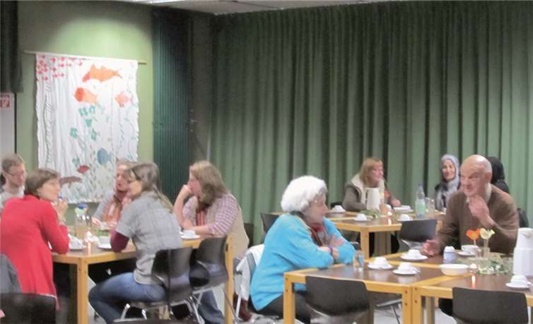 Reger Austausch der Eltern im Eltern-Café. Stadt Meckenheim