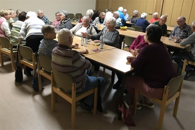Reger Austausch während des Seniorentreffs bei den Teilnehmenden