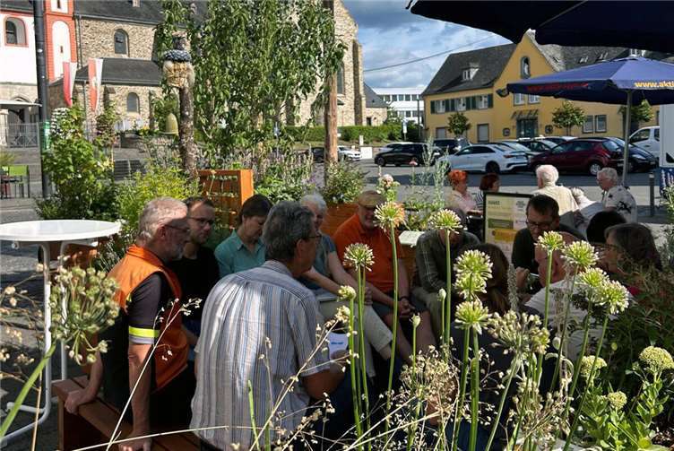 Reger Austausch zum Thema Gemeinwohlökonomie in der Grünen Entdeckerlounge auf dem Bendorfer Kirchplatz.  Foto: E. Hörstel/Stadt Bendorf