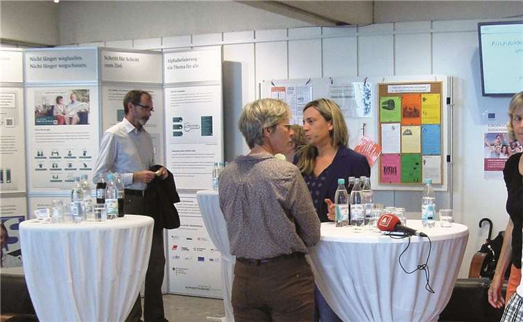 Reger Besuch bei der Ausstellungseröffnung „Lesen und Schreiben - mein Schlüssel zur Welt“ .Margit Büttner