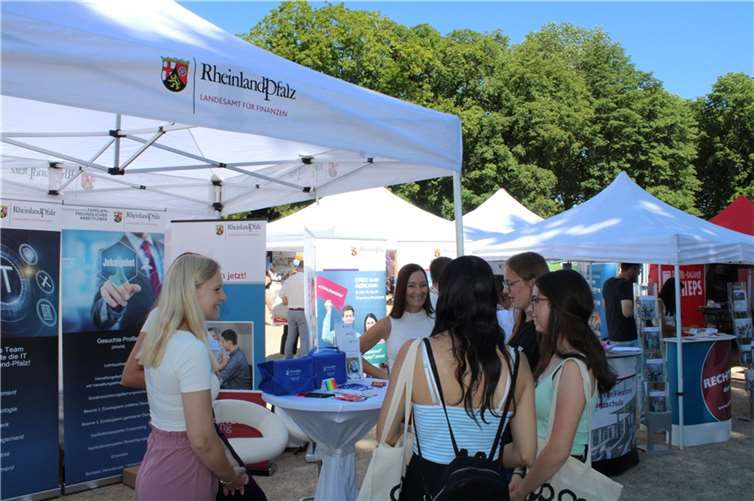 Reger Besucherzuspruch herrschte am Stand des Landesamtes für Finanzen.