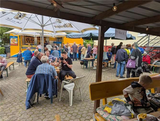 Reger Betrieb am „Hähnchenwagen“.  Foto: ACN, Rainer Wimmer