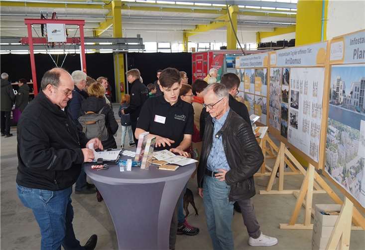 Reger Betrieb an den Infoständen in der Fertigungshalle.