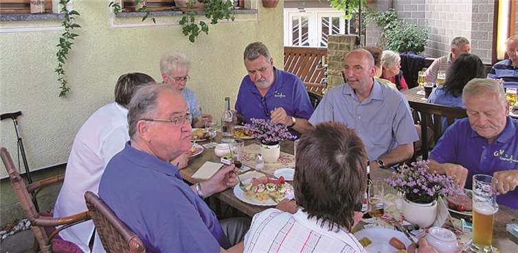 Reger Betrieb im Biergarten der Rheinschanz!