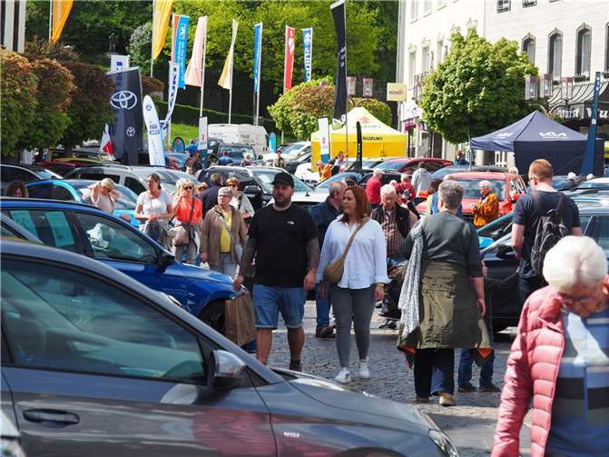 Reger Betrieb zwischen den zahlreich ausgestellten Fahrzeugen am Fuße der Genovevaburg.  Fotos: BS