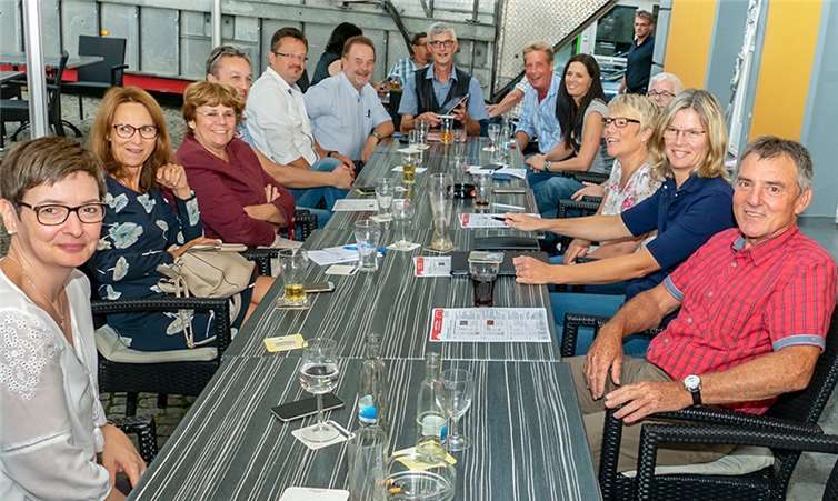 Reger Dialog mit den Sinziger Unternehmern hinsichtlich neuer Ideen für Sinzig beim Aktivtisch. allgraphics