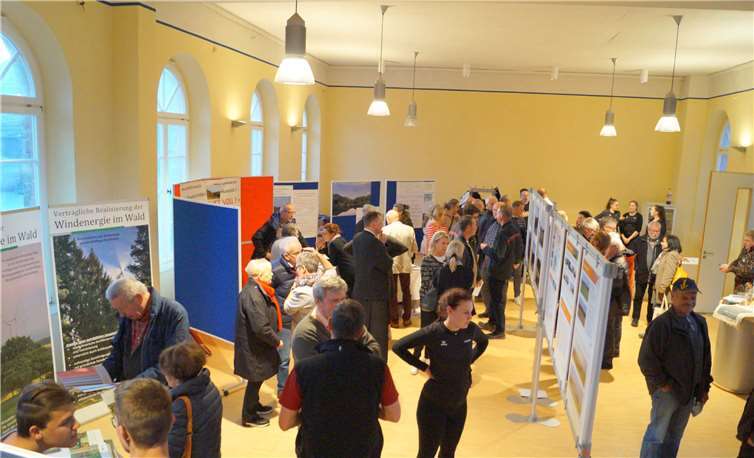Reges Interesse fand kürzlich die Info-Messe zum geplanten Windpark auf dem Beurenkern südlich von Treis.
