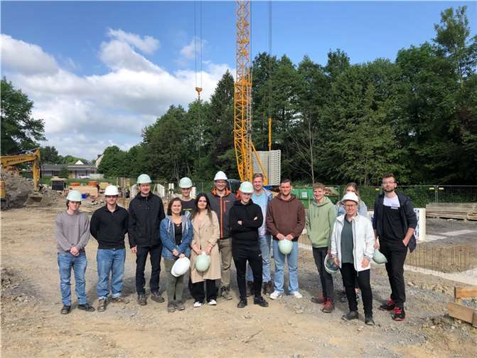 Reges Interesse zeigten an der Baustelle des Rhein-Wied Hospizes die Schülerinnen und Schüler der Bauzeichner-Abschlussklasse der David-Röntgen-Schule Neuwied.  Foto: Volker Michalowicz