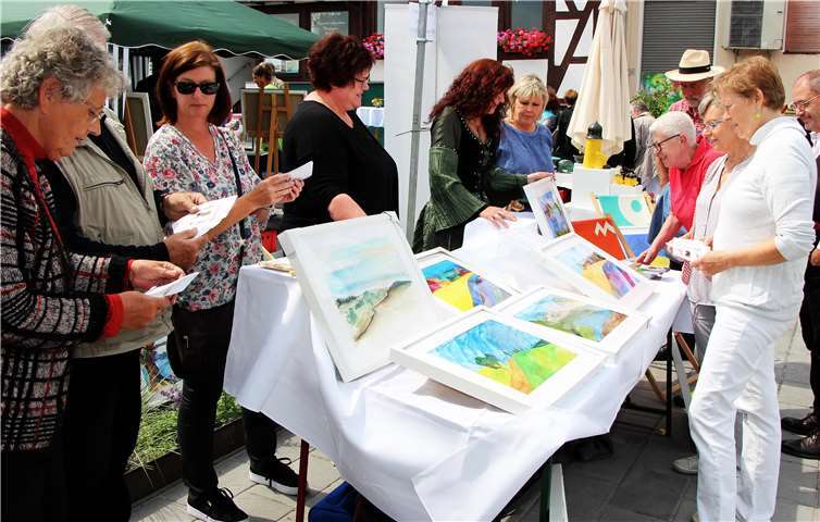 Reges Interesse zeigten die Besucher an „Kunst in der Gass“.H.P.Metternich