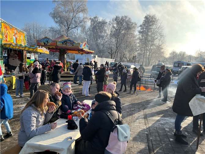 Reges Treiben auf dem Weihnachtsrummel der Familienweihnacht in Raubach.